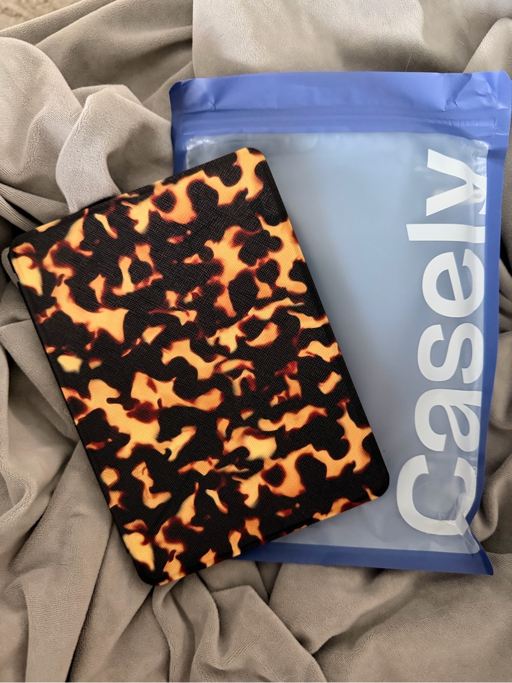 Casely Tortoiseshell Kindle 6.8 Case